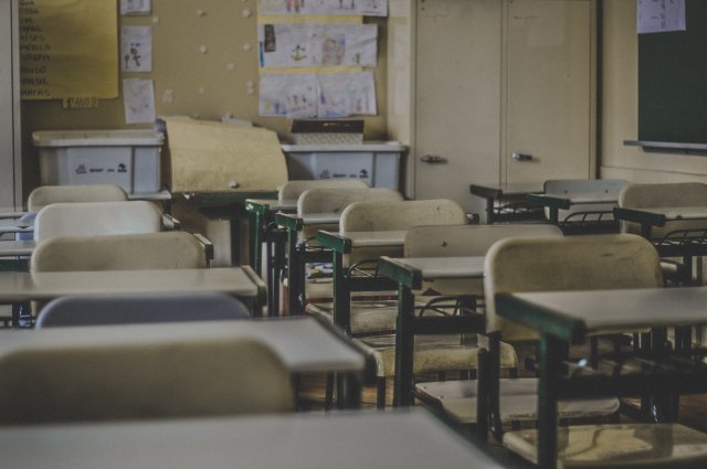 Empty classroom feliphe-schiarolli-445578-unsplash